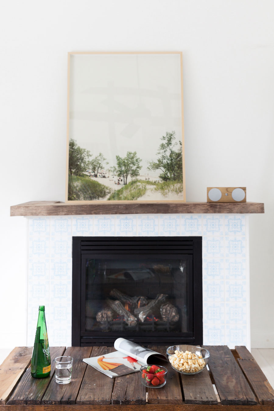 No-Nonsense Rustic A wooden mantel, beachy artwork and subdued tiles gives this charming living room a serene feel.