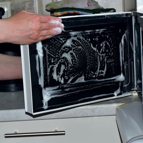 Use Vinegar and Water For The Window Water cleaning window