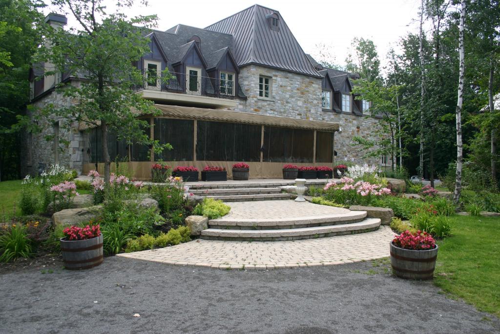Chateau Taillefer Lafon: Laval, QC Chateau Taillefer Lafon: Laval, Quebec