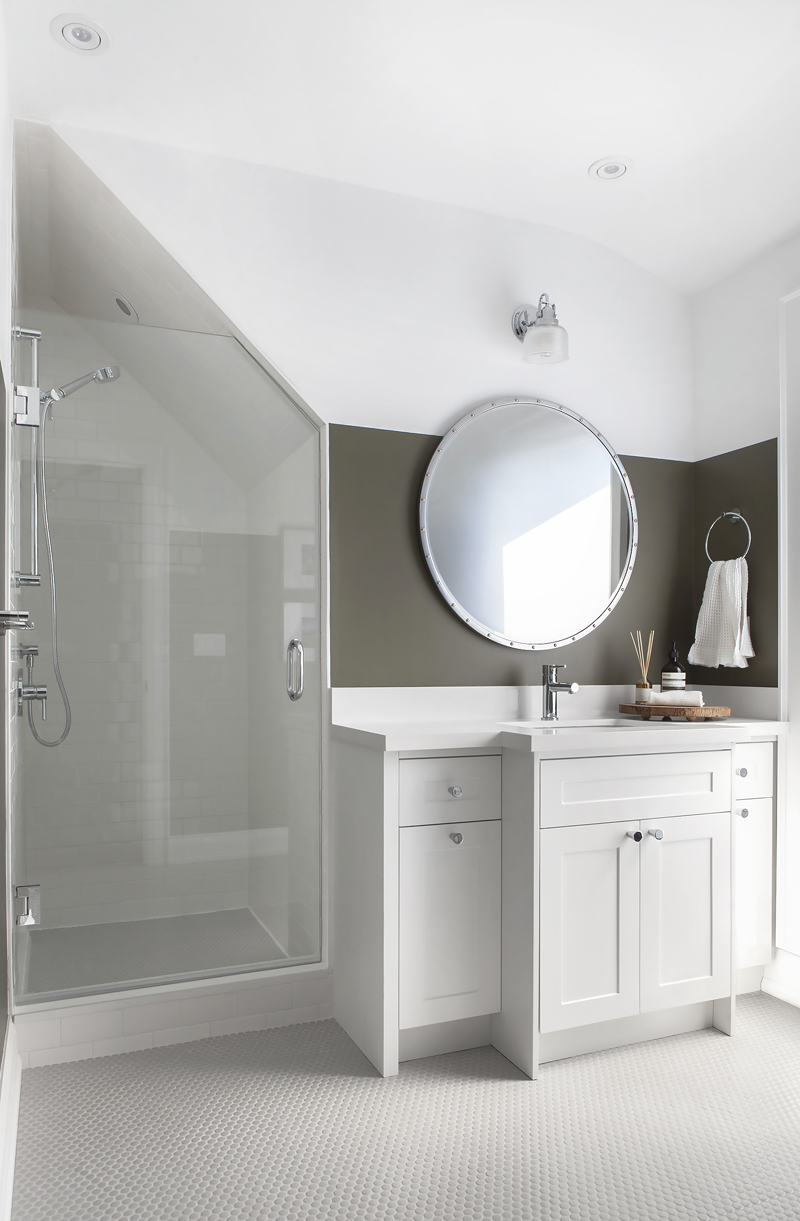 Cottage Chic Third-floor bathroom with sloped ceiling and standing shower