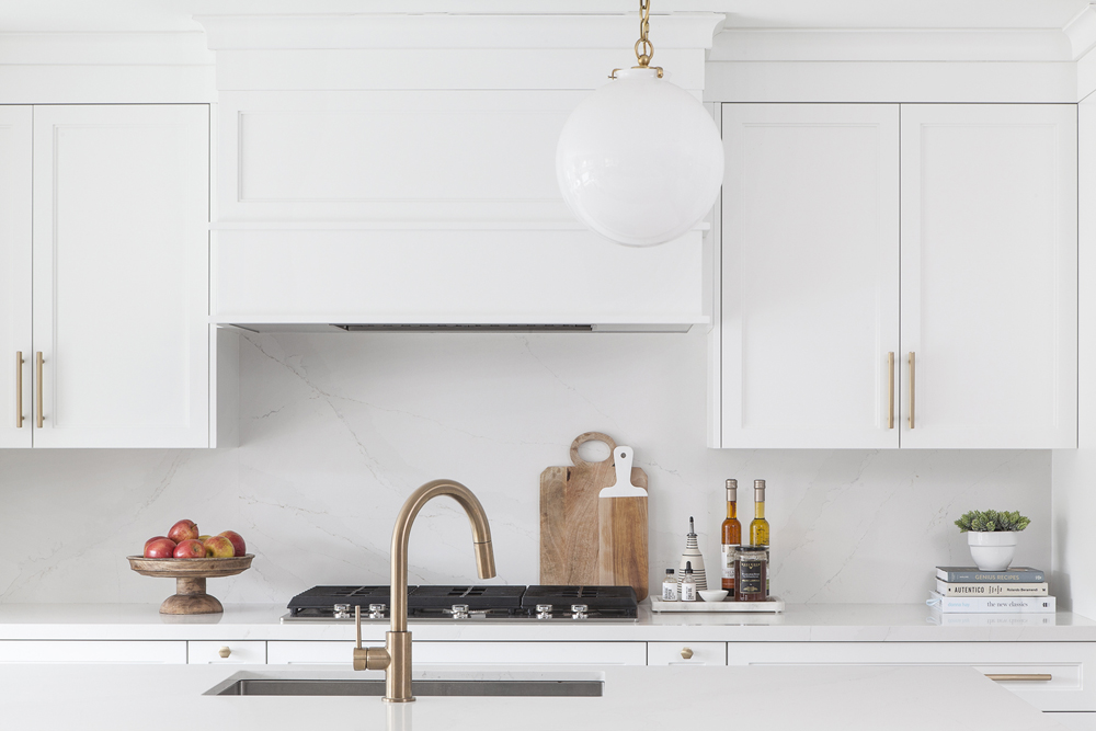 Stay Golden Sleek kitchen in warm, neutral colours and featuring brass hardware