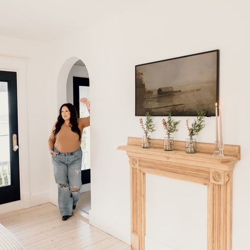 Sparse And Smart Fireplace mantle with Samsung TV