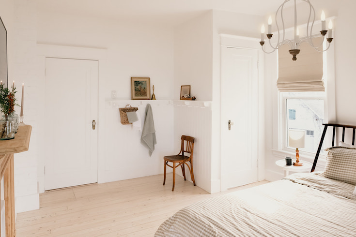 Historic Haul White guest room with antique furniture