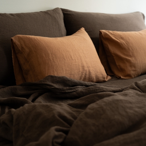 1. Sömn Home Inc. Luxurious linen bed sheets by Canadian company Sömn Home Inc.