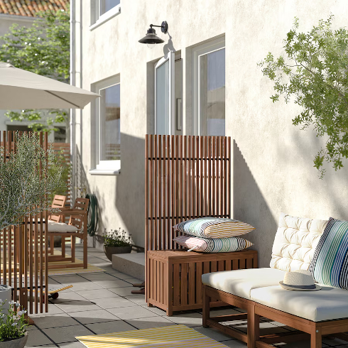 Privacy, Please! The Naemmaroe privacy screen from IKEA in an outdoor space