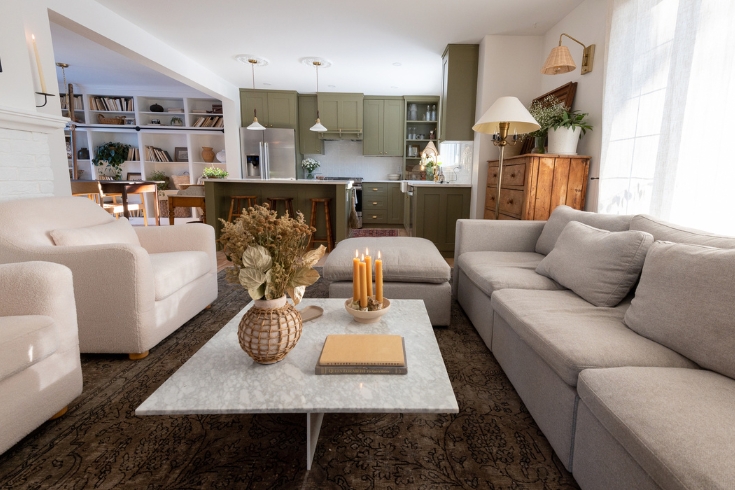 Comfort First An open plan living room and kitchen with a large sofa, two armchairs and a marble-topped coffee table