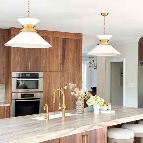 Pendant Power Walnut kitchen
