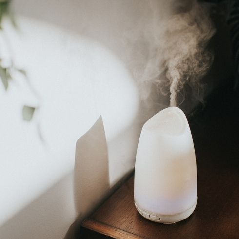 Use Aromatherapy A white Oil Diffuser / Humidifier in a Domestic Setting