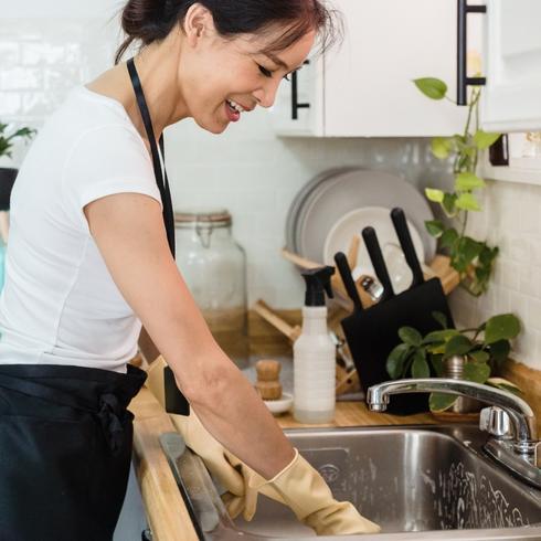 10 Minute Cleaning Routines Woman doing dishes