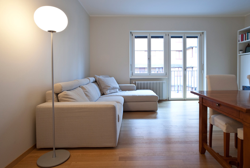 18. Redecorate Wisely Living room with sparse furniture