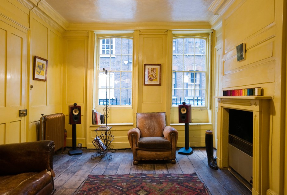 4. Wait for the Room to Heat Up Living room with vintage furniture