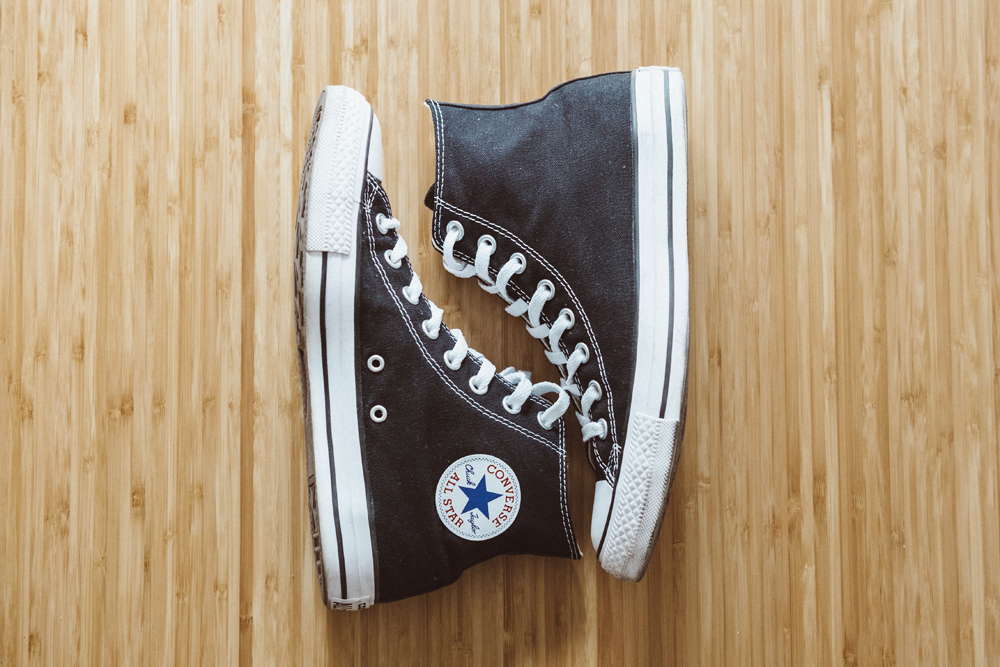 Do: Sneakers chuck taylors laying on the ground